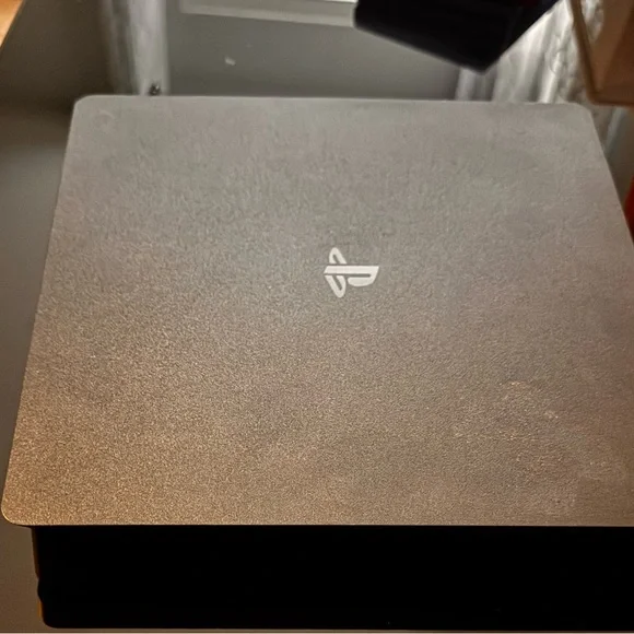 Sony PS4 console, 2 controllers & 10 games - Picture 4 of 5